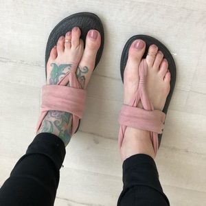 Rose pink or mauve sanuks size 5